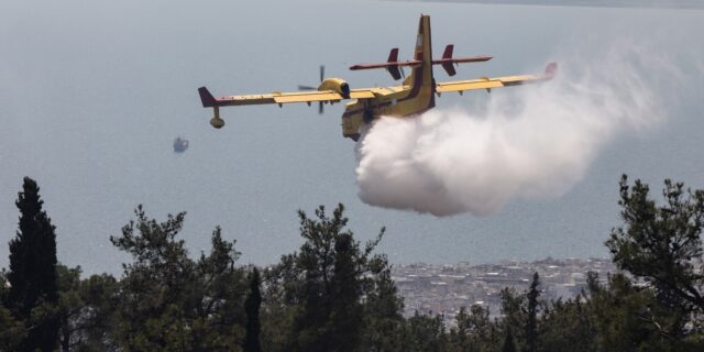 Κυπριακά ΜΜΕ: Βλάβη στο ένα από τα δύο Canadair που έστειλε η Ελλάδα στη Λεμεσό