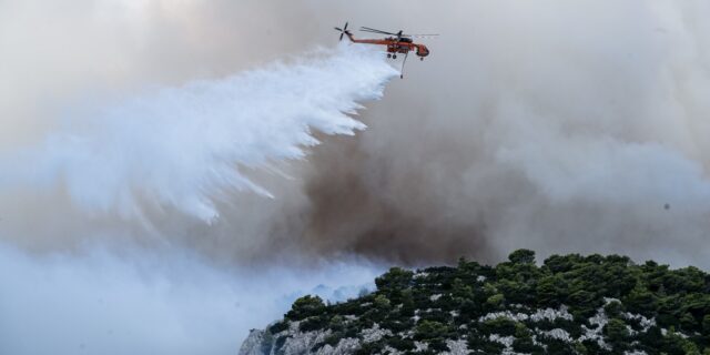 Πάρνηθα: Στον Εθνικό Δρυμό η φωτιά, συνεχείς ρίψεις από αέρος – Νέες κυκλοφοριακές ρυθμίσεις