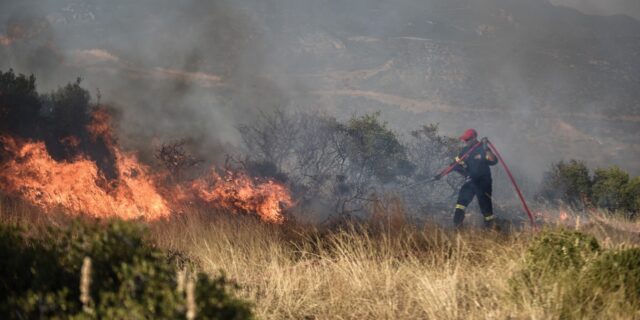 Μαίνεται για τρίτη ημέρα η φωτιά στα Πιέρια Όρη – Κατευθύνεται προς Κοζάνη