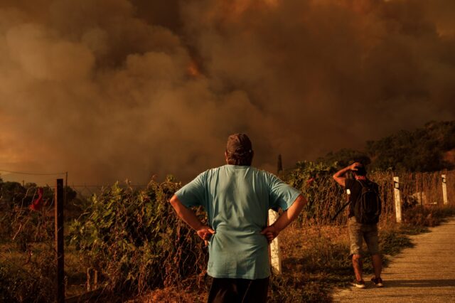 Politico: “Στην Ελλάδα ψάχνουν αποδιοπομπαίους τράγους για τη μεγαλύτερη φωτιά στην Ευρώπη”