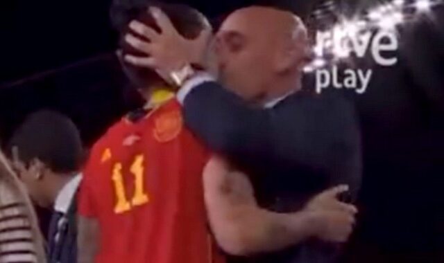Σάλος με τον πρόεδρο της ισπανικής ομοσπονδίας, φίλησε παίκτρια στο στόμα – “Ε, ναι δεν μου άρεσε”