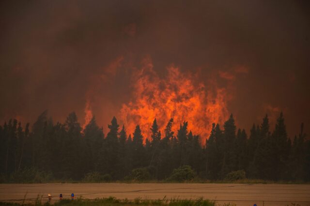 Φωτιές στον Καναδά: Εκκενώνεται η μεγαλύτερη πόλη στα Βορειοδυτικά Εδάφη