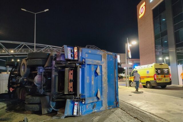 Τροχαίο στον Κηφισό: Φορτηγό έσπασε τις μπάρες και ανετράπη