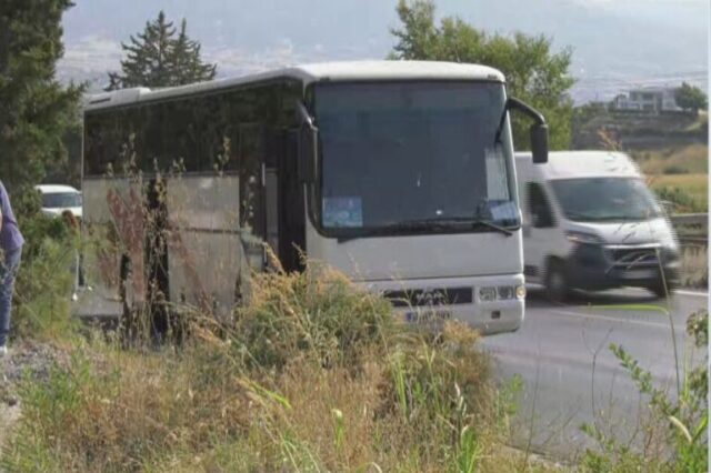 Θεσσαλονίκη: Φωτιά σε τουριστικό λεωφορείο – Έβγαζε καπνούς εν κινήσει