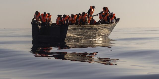 Ιταλία: Νεογέννητο εντοπίστηκε νεκρό σε βάρκα με μετανάστες