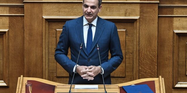 Μάχη στη Βουλή για τις φωτιές, με τον Έβρο ακόμη στις φλόγες