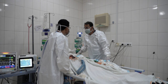Σε αυτή τη ΜΕΘ των Γιατρών Χωρίς Σύνορα στην εμπόλεμη Υεμένη μπορεί να συμβούν μικρά θαύματα