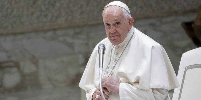 Ο Πάπας ξαναχτυπά: “Το κουτσομπολιό είναι γυναικεία υπόθεση”