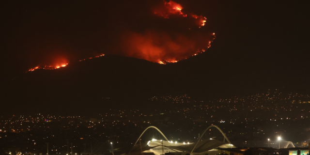 Η Ελλάδα στις φλόγες: Στους πρόποδες της Πάρνηθας η φωτιά, νεκροί στη Δαδιά – Μέτωπο δίπλα στην Αθηνών-Λαμίας