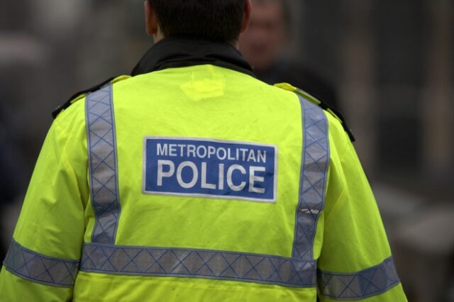 Βρετανία: Πολυετής κάθειρξη σε πρώην αστυνομικό – Βίαζε επί χρόνια μια 16χρονη και μια σύζυγο συναδέλφου του