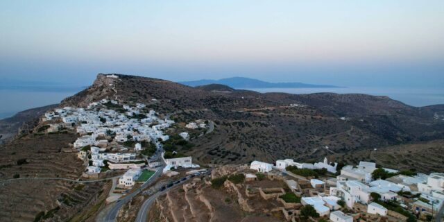 Σίκινος, η ανέγγιχτη: Μια βόλτα στην ονειρική Χώρα της – Γιατί αποθέωσε το νησί ο Ελύτης