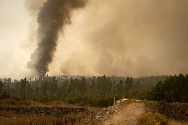 Ισπανία: Μαίνεται η φωτιά στην Τενερίφη – Απομακρύνθηκαν 26.000 άνθρωποι