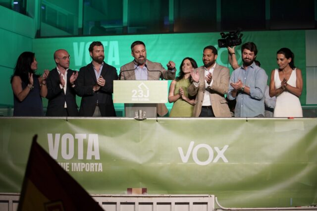 Ισπανία: Το ακροδεξιό Vox στηρίζει μια κυβέρνηση του συντηρητικού κόμματος “χωρίς προϋποθέσεις”
