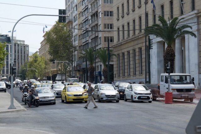 Κίνηση στους δρόμους: Απροσπέλαστο το κέντρο, Συγγρού και Κηφισός – LIVE ΧΑΡΤΗΣ