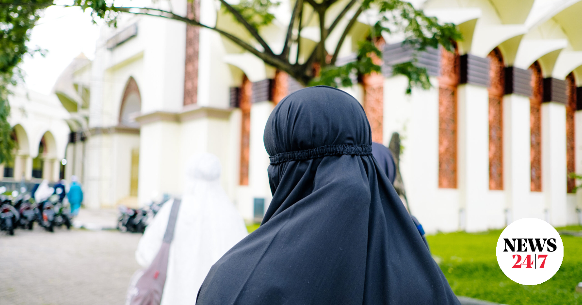 Les écoles ont renvoyé chez elles des dizaines de filles qui refusaient de changer leurs abayas