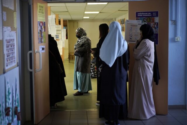 Γαλλία: Κεντρικό θέμα η απαγόρευση της μουσουλμανικής αμπάγια την πρώτη ημέρα της σχολικής χρονιάς