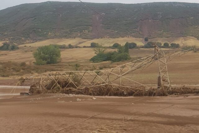 Κακοκαιρία: Πτώση πυλώνων στη Θεσσαλία λόγω διάβρωσης εδάφους – Η ανακοίνωση του ΑΔΜΗΕ