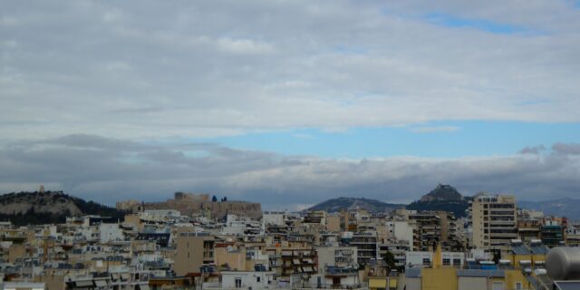 Καιρός Αθήνα: Λίγα σύννεφα και θερμοκρασία έως 30 βαθμούς
