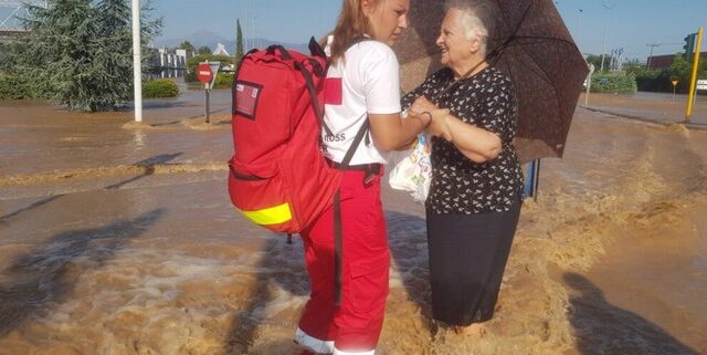 ΕΕΣ: Δεκάδες απεγκλωβισμοί πολιτών – 50.000 μπουκάλια εμφιαλωμένο νερό σε Βόλο και Λάρισα