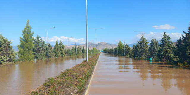 Αποκαλυπτικές εικόνες: Σε “λίμνη” έχει μετατραπεί η Εθνική Οδός μετά τα Τέμπη – Βίντεο