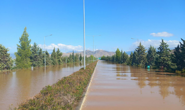 Αποκαλυπτικές εικόνες: Σε “λίμνη” έχει μετατραπεί η Εθνική Οδός μετά τα Τέμπη – Βίντεο