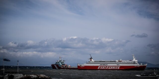 Fast Ferries Andros: Έδεσε με τη βοήθεια ρυμουλκού στο λιμάνι της Ραφήνας