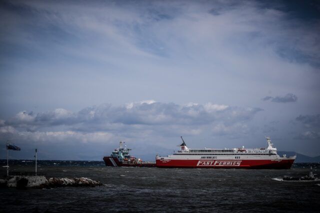 Fast Ferries Andros: Έδεσε με τη βοήθεια ρυμουλκού στο λιμάνι της Ραφήνας