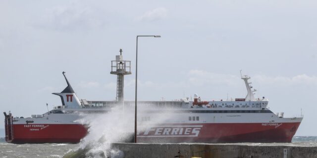 Ραφήνα: Παραμένει ακινητοποιημένο το “Fast Ferries Andros” – Αναφορές για λιποθυμία ατόμου