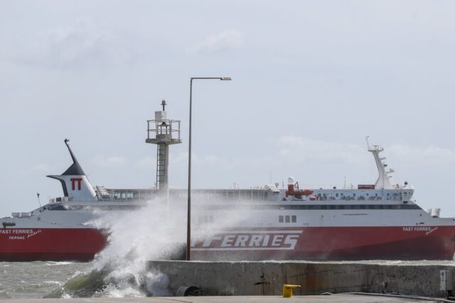 Ραφήνα: Παραμένει ακινητοποιημένο το “Fast Ferries Andros” – Αναφορές για λιποθυμία ατόμου