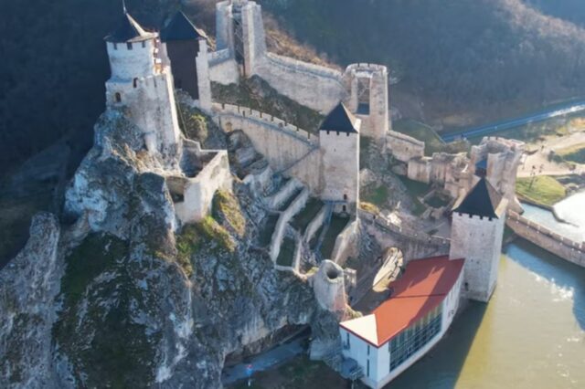 “Πόλη των Περιστεριών: Το παραμυθένιο κάστρο στις όχθες του Δούναβη που ελάχιστοι γνωρίζουν