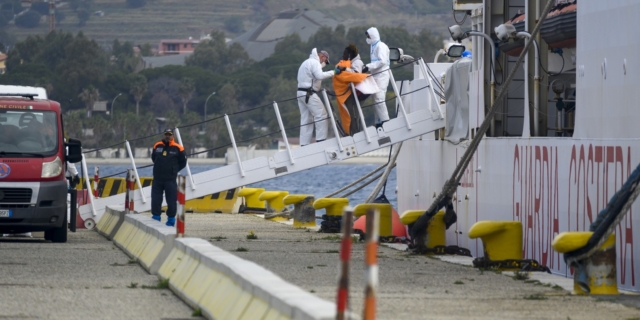 Μετανάστες αποβιβάζονται από πλοίο στην Ιταλία (φωτογραφία αρχείου)