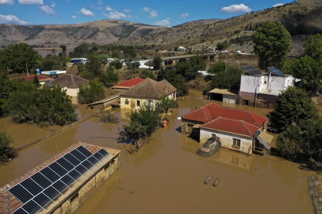 Θεσσαλία: Παραμένει η ανησυχία για τον Πηνειό – Απόγνωση στα λασπόνερα, υγειονομική “βόμβα” τα νεκρά ζώα