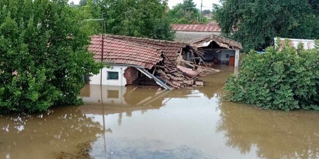 Καρδίτσα: Εγκλωβισμένοι στις στέγες των σπιτιών οι κάτοικοι – Κινδυνεύουν αβοήθητοι