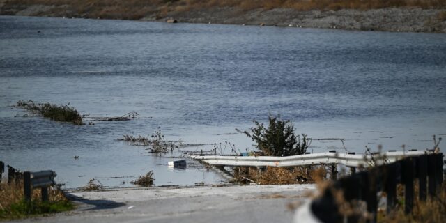 Πλημμύρες – Πυροσβεστική: “Παρακολουθούμε τη στάθμη του νερού στην Κάρλα με drones”