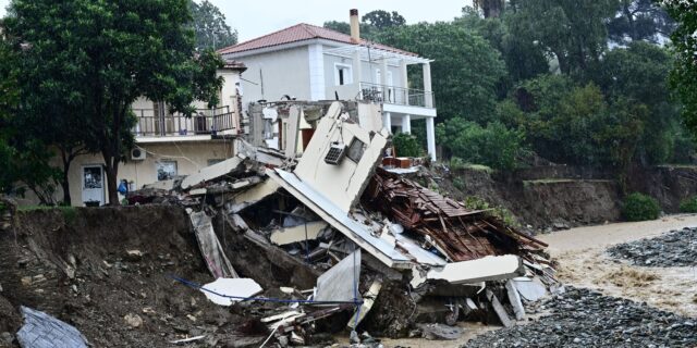 Στο έλεος της κακοκαιρίας η χώρα – Τρεις νεκροί, αγνοούμενοι και εικόνες βιβλικής καταστροφής