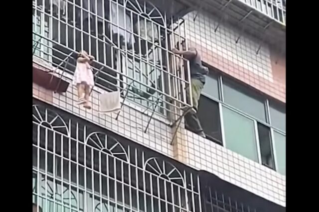 Κίνα: Κοριτσάκι κρεμόταν στον αέρα από τον 5ο όροφο – Η στιγμή της διάσωσής του