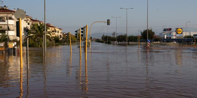 Λάρισα: Συγκλονίζει κάτοικος της Νέας Σμύρνης – “Εχουμε πλημμυρίσει και δεν έχει έρθει κανείς”