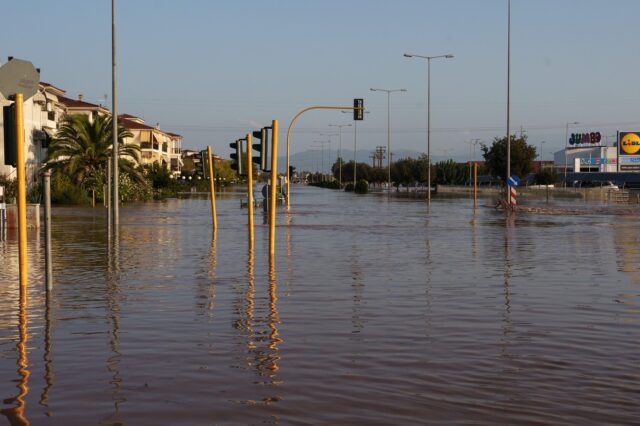 Λάρισα: Συγκλονίζει κάτοικος της Νέας Σμύρνης – “Εχουμε πλημμυρίσει και δεν έχει έρθει κανείς”