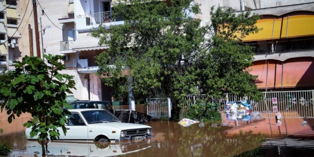 Κακοκαιρία: Υπερχείλισε ο Πηνειός, κλειστή η Εθνική Οδός – Αγωνία για τη Λάρισα