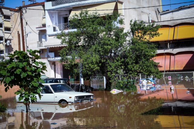 Κακοκαιρία: Υπερχείλισε ο Πηνειός, κλειστή η Εθνική Οδός – Αγωνία για τη Λάρισα