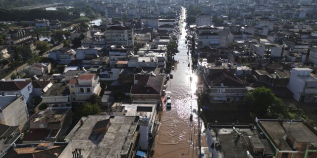 Κακοκαιρία: Υπερχειλίζει ο Πηνειός – Σοκαριστικές εικόνες από τη Λάρισα