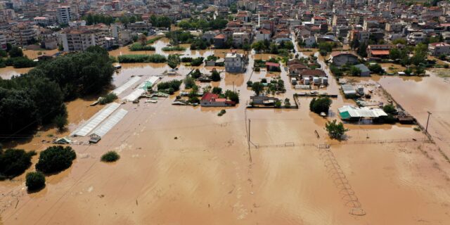 Κακοκαιρία – Καταγγελία από τη Λάρισα: “Πιέζουν τους εργαζόμενους να πάνε στη δουλειά με τρακτέρ”