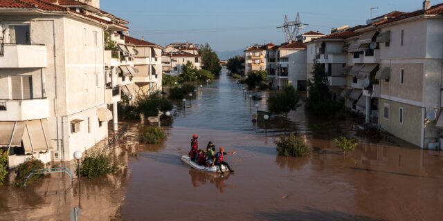 Λάρισα: Ανατροπή σωστικής λέμβου στη Γιάννουλη – Επιχείρηση διάσωσης 7 ατόμων