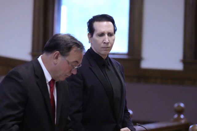 Marilyn Manson: Καταδικάστηκε επειδή έφτυσε camerawoman και στη συνέχεια φύσηξε τη μύτη του πάνω της