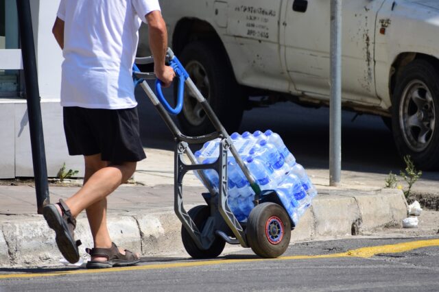 Αισχροκέρδεια στη Θεσσαλία: Η κυβέρνηση θυμήθηκε να βάλει πλαφόν στο εμφιαλωμένο νερό