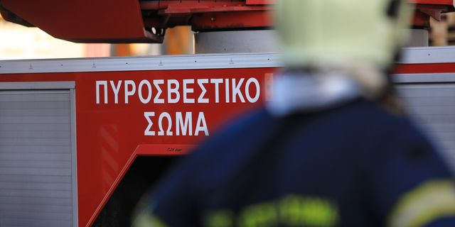 Εξάρχεια: Φωτιά σε εγκαταλελειμμένο κτίριο – Διακοπή κυκλοφορίας στην Ιπποκράτους