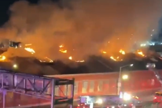 ΗΠΑ: Μεγάλη φωτιά σε αποθήκη με χημικά στο Κουίνς – Σοκάρουν οι εικόνες