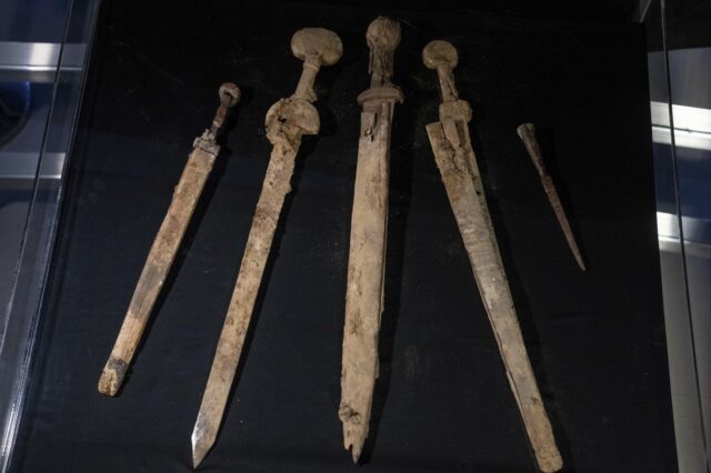 Ισραήλ: Ανακαλύφθηκαν τέσσερα σπαθιά 1.900 ετών σε σπηλιά