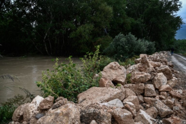 Λαμία: Οχυρώνουν με αναχώματα τον Σπερχειό για να μην υπερχειλίσει