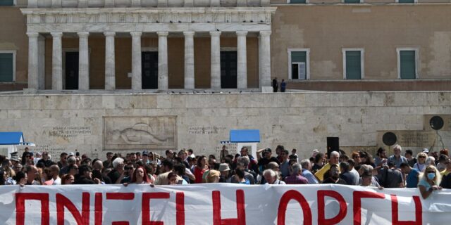 Κακοκαιρία: Συγκέντρωση διαμαρτυρίας στο Σύνταγμα – “Πνίξατε τον κάμπο, θα σας πνίξει η οργή μας”